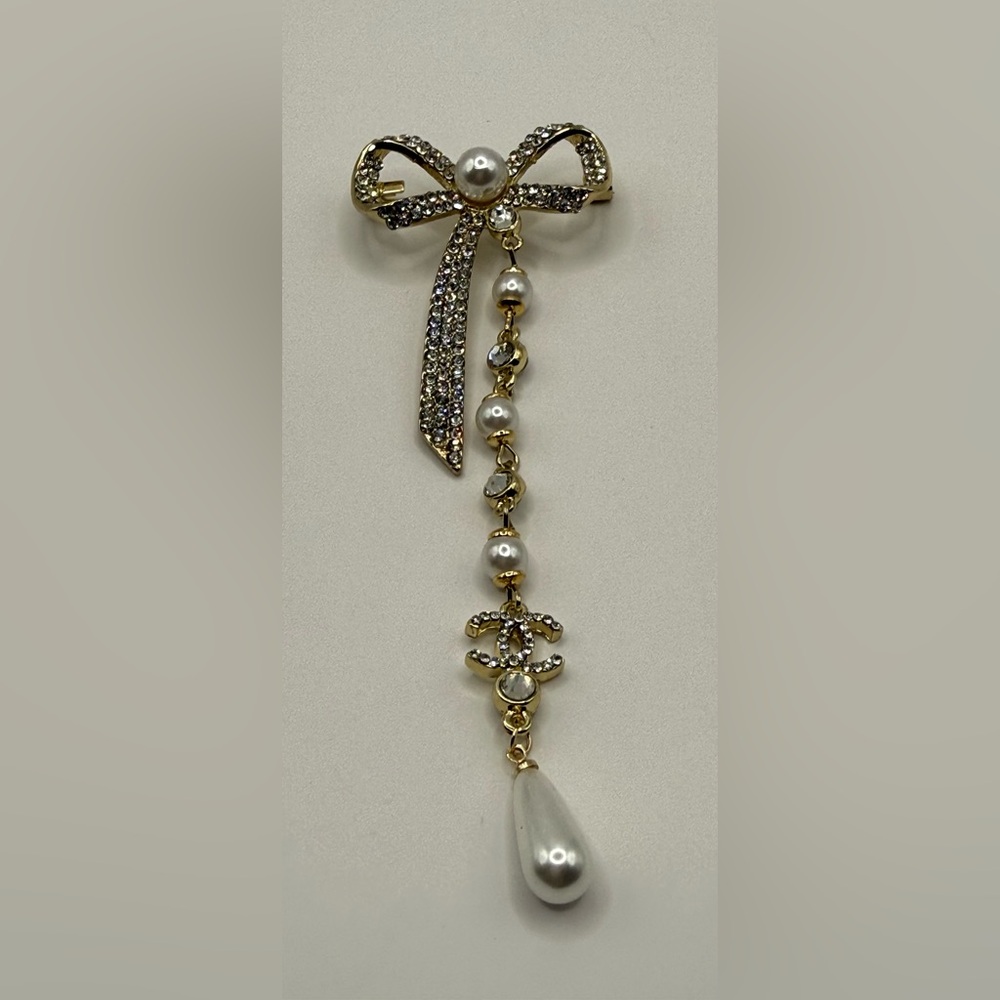 Gold-tone brooch bowl teardrop-shaped pearls and clear crystals C logo NEW - Picture 5 of 8